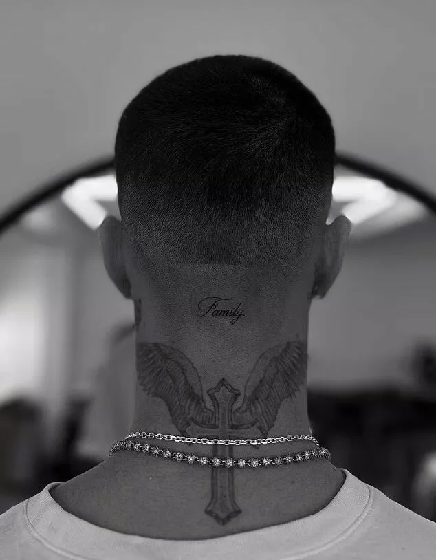 Мосты сожжены: Бруклин Бекхэм решил удалить все тату, связанные с семьей