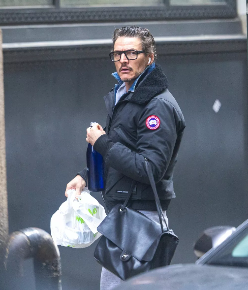 Горнолыжный бомбер и сумка Chanel: зимний аутфит Педро Паскаля в стиле спорт-шик