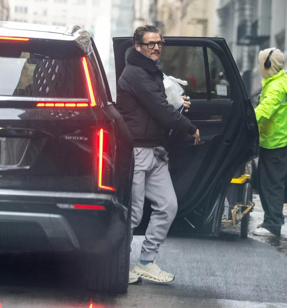 Горнолыжный бомбер и сумка Chanel: зимний аутфит Педро Паскаля в стиле спорт-шик