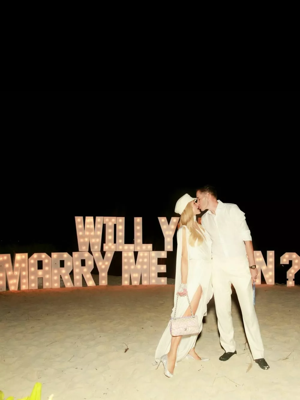 Пэрис Хилтон и Картер Реум отметили 5-ю годовщину брака и обновили свадебные клятвы Пэрис Хилтон и Картер Реум отметили 5-ю годовщину брака и обновили свадебные клятвы