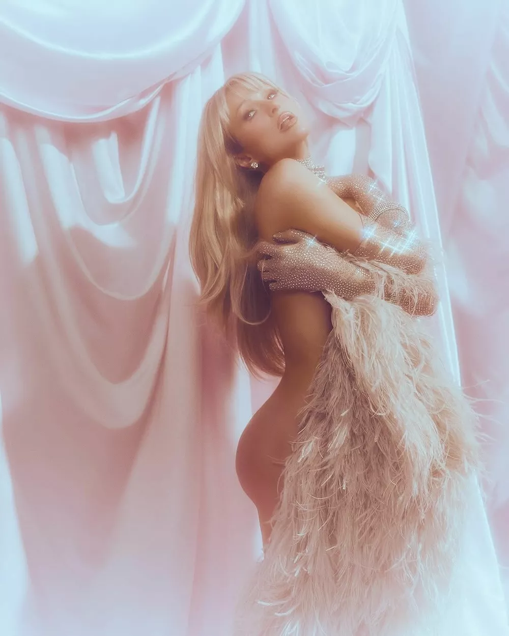 Пэрис Хилтон отметила 45-летие откровенными фото