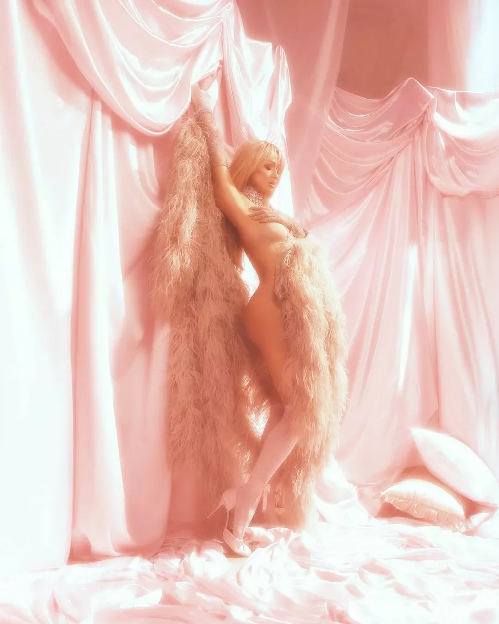 Пэрис Хилтон отметила 45-летие откровенными фото