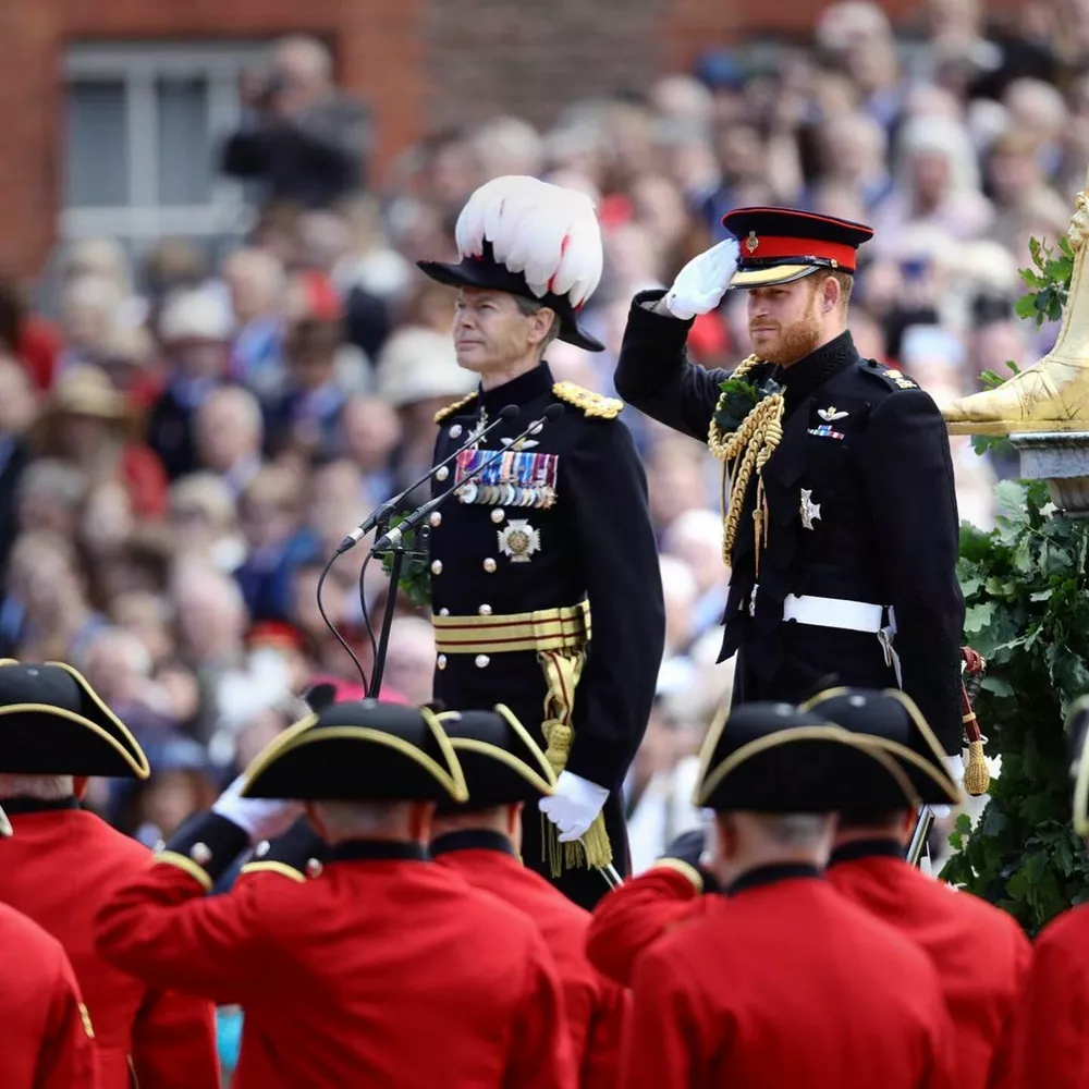 Принц Гарри встретился с семьями, потерявшими детей