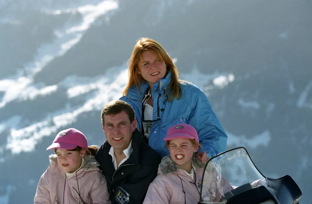 Реакция принцесс Беатрис и Евгении на арест отца