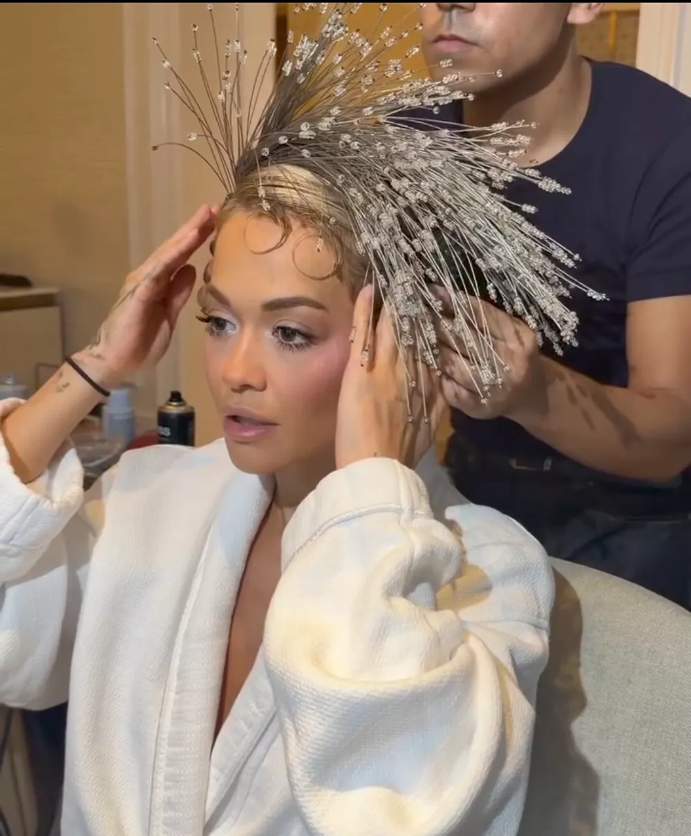 Рита Ора позирует топлес в соцсетях