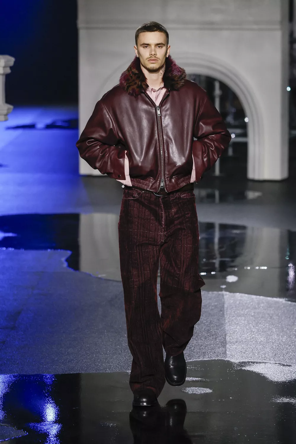 Ромео Бекхэм дефилирует по подиуму в Лондоне на фоне вражды со старшим братом