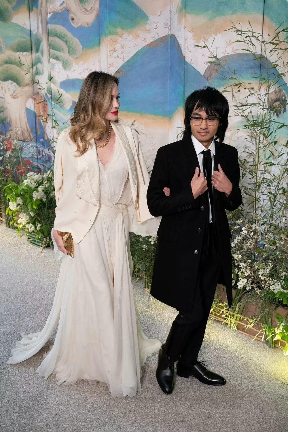 Сын Анджелины Джоли и Брэда Питта Мэддокс отказался от фамилии отца