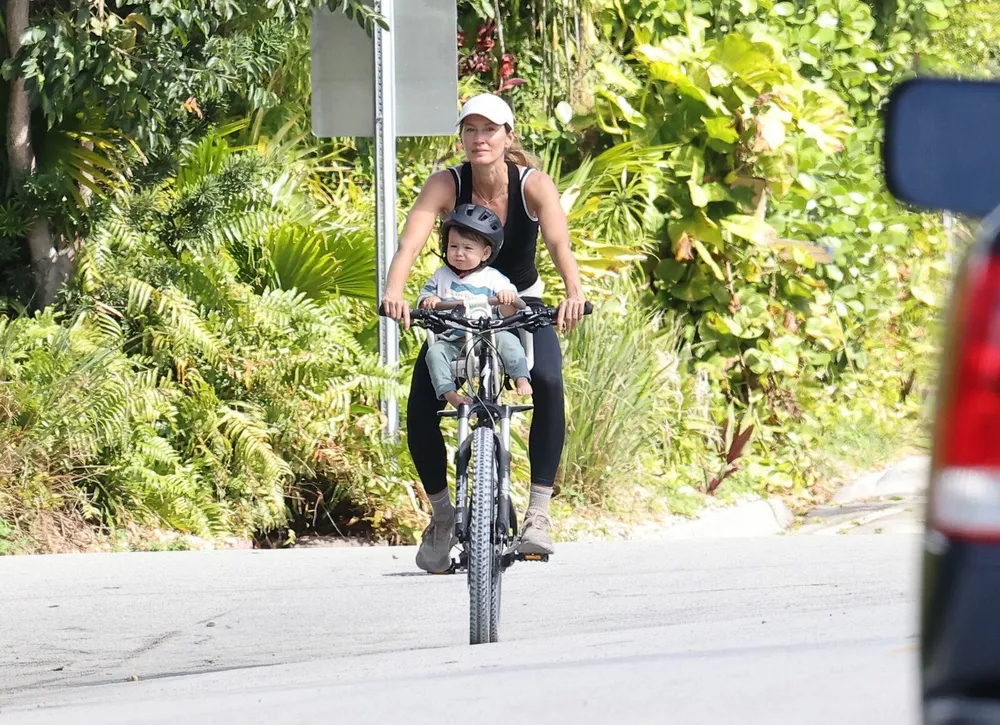 Жизель Бюндхен катает годовалого сына на велосипеде