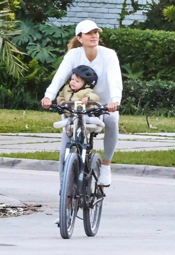 Жизель Бюндхен перестала скрывать обручальное кольцо, подаренное Хоакимом Валенте