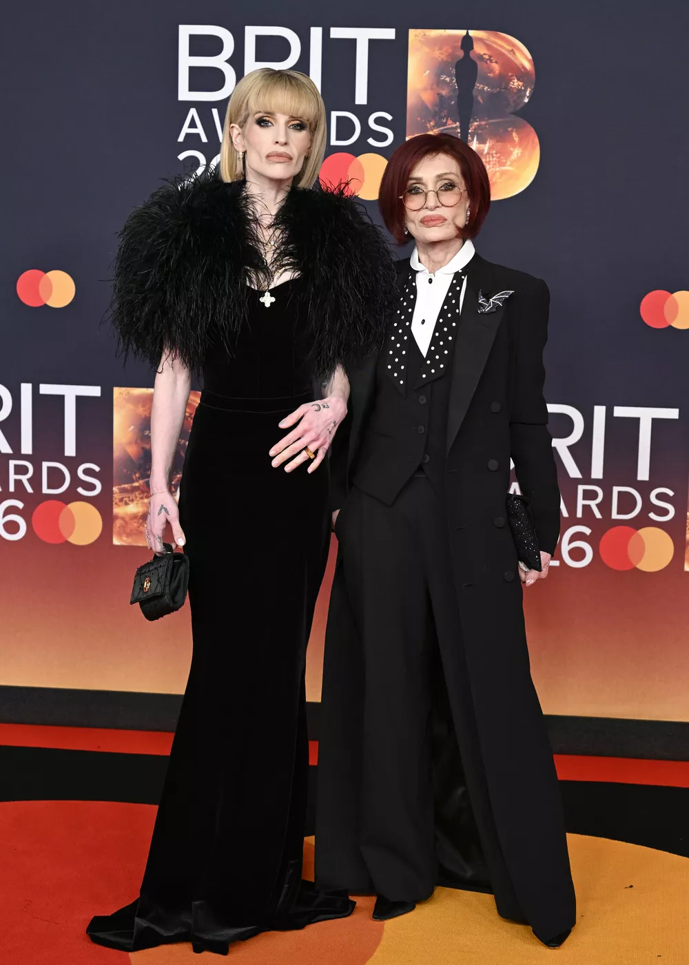 Истощенная Келли Осборн позирует на красной дорожке церемонии вручения премии BRIT Awards