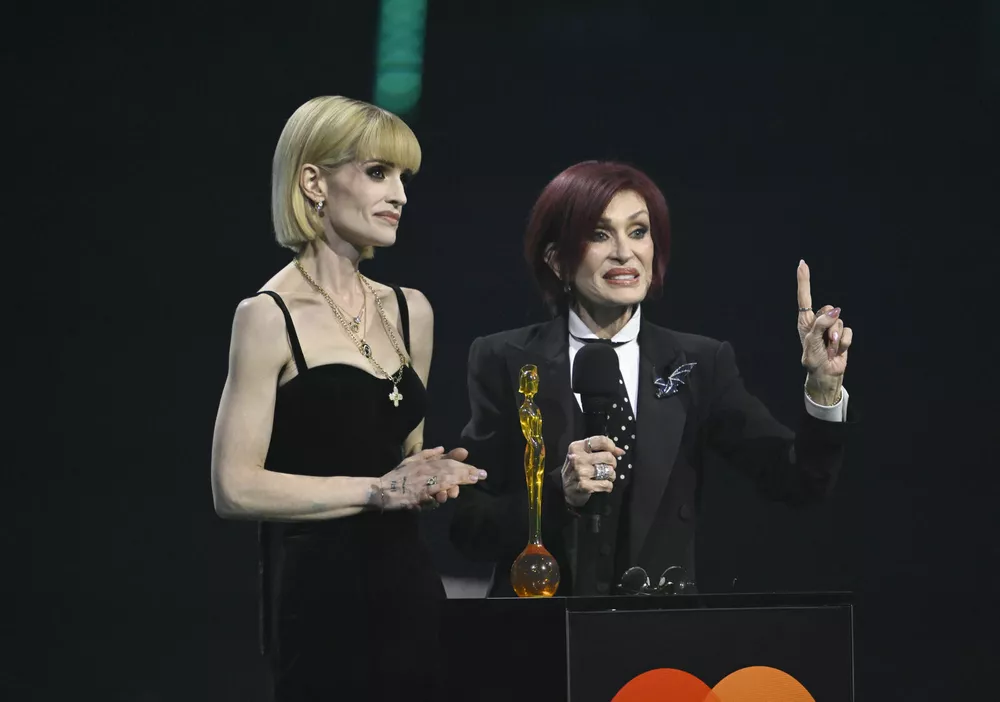 Истощенная Келли Осборн позирует на красной дорожке церемонии вручения премии BRIT Awards