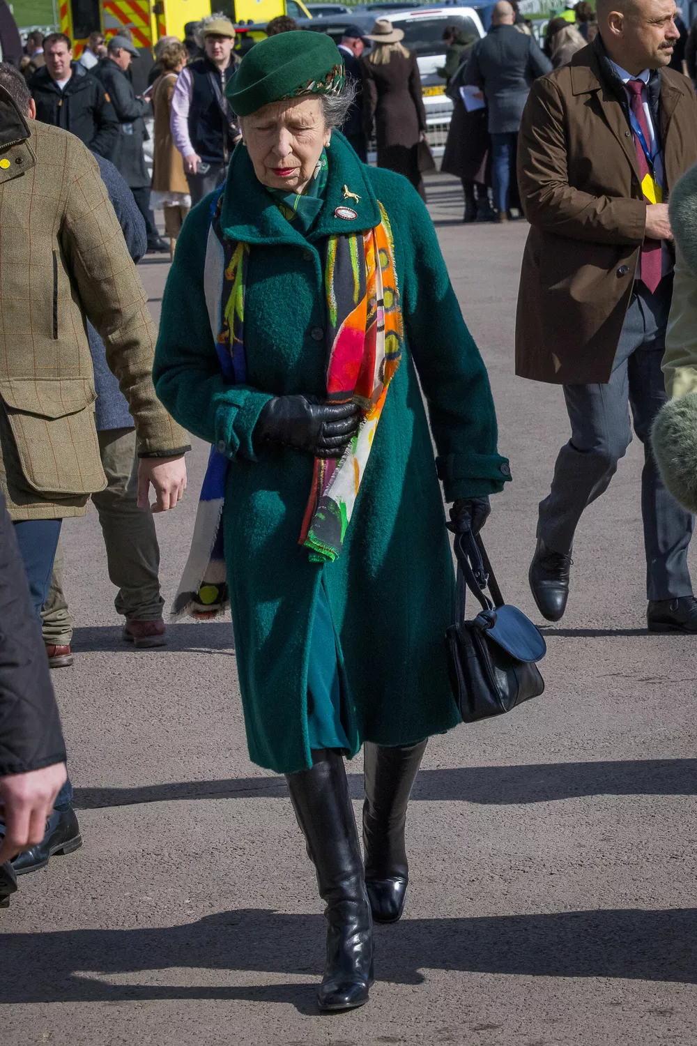 Королева Камилла, мама Кейт Миддлтон и Зара Тиндалл с мужем: наряды знатных дам на ежегодном фестивале в Челтнеме