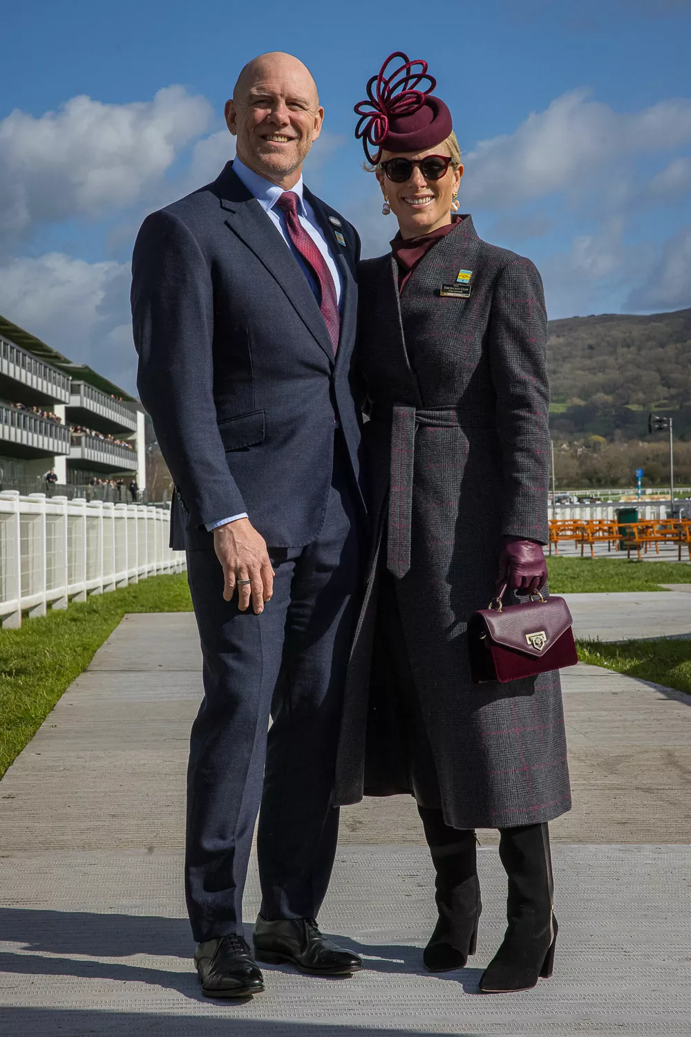 Королева Камилла, мама Кейт Миддлтон и Зара Тиндалл с мужем: наряды знатных дам на ежегодном фестивале в Челтнеме