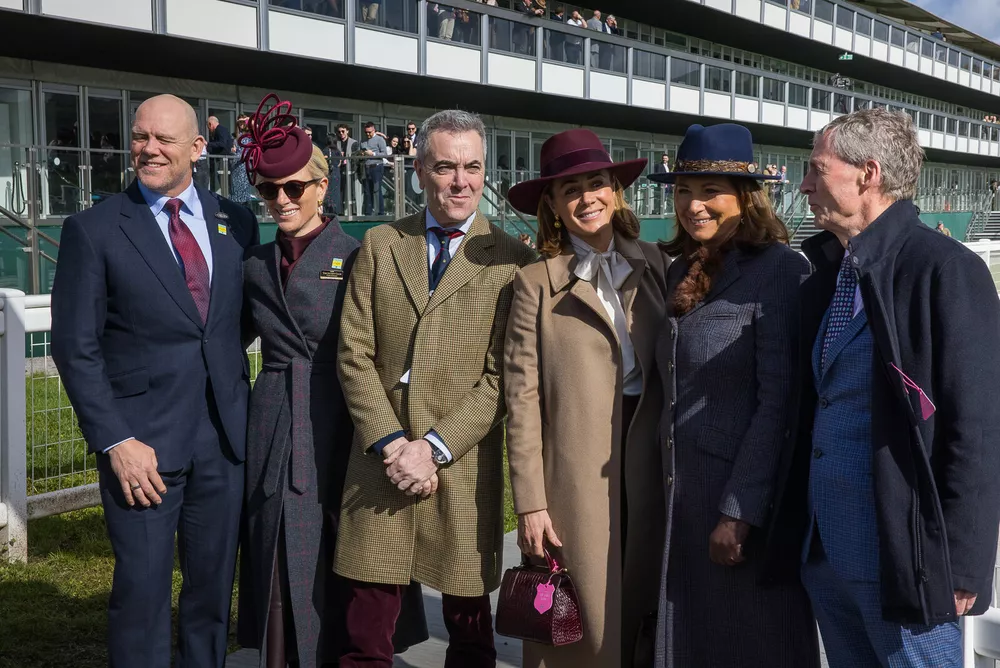 Королева Камилла, мама Кейт Миддлтон и Зара Тиндалл с мужем: наряды знатных дам на ежегодном фестивале в Челтнеме