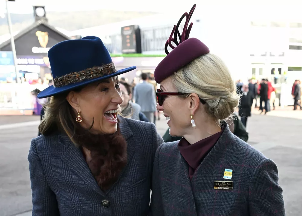 Королева Камилла, мама Кейт Миддлтон и Зара Тиндалл с мужем: наряды знатных дам на ежегодном фестивале в Челтнеме