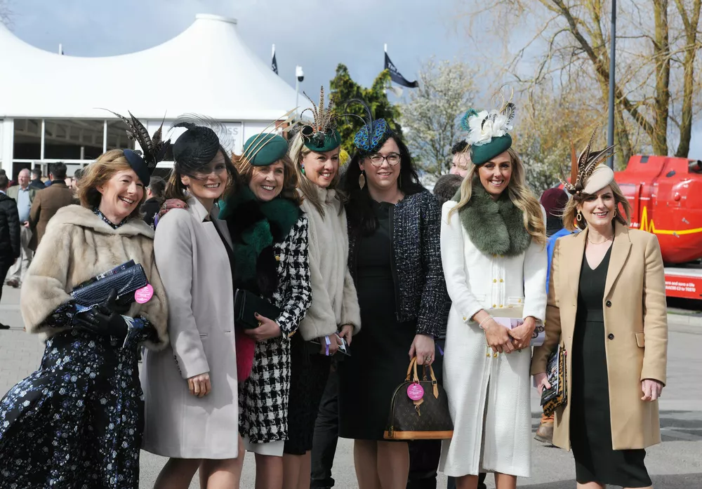 Королева Камилла, мама Кейт Миддлтон и Зара Тиндалл с мужем: наряды знатных дам на ежегодном фестивале в Челтнеме