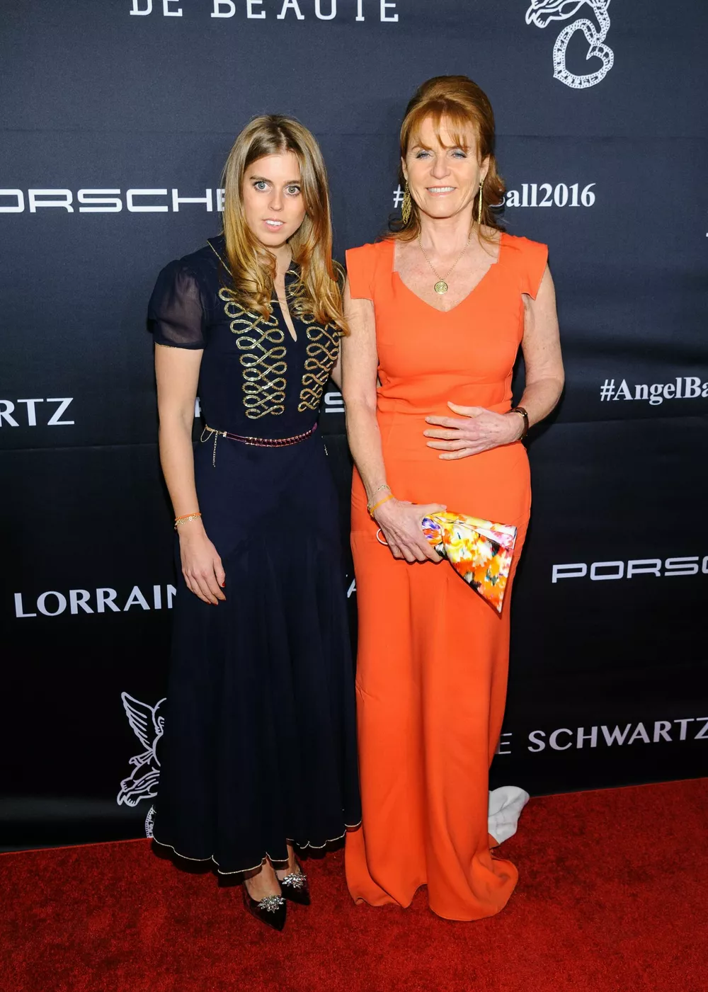 Принцесс Евгению и Беатрис не пустят на скачки в Аскоте после ареста отца Принцесс Евгению и Беатрис не пустят на скачки в Аскоте после ареста отца