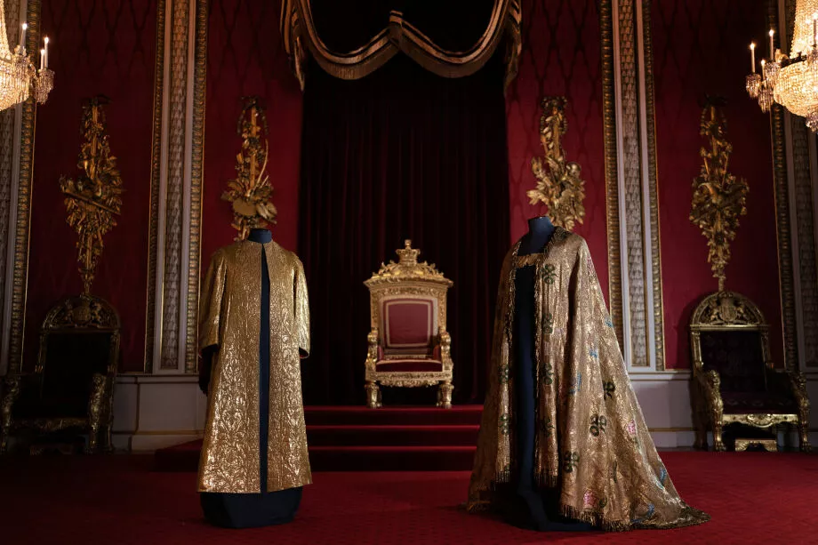 “Супертуника” и имперская мантия на фоне тронного кресла, сделанного для короля Георга VI