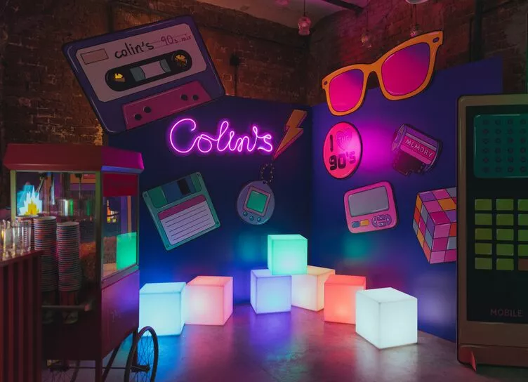 Игровые автоматы, жвачка и дух 90-х: как прошла презентация новой коллекции COLIN’S