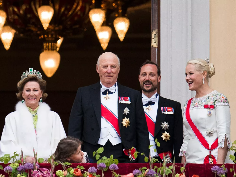 Королева Соня, король Харальд и Хокон с Метте-Марит на праздновании 80-летия монарха и его супруги. Вечером того же дня Хокон сбрил свою фирменную щетину.