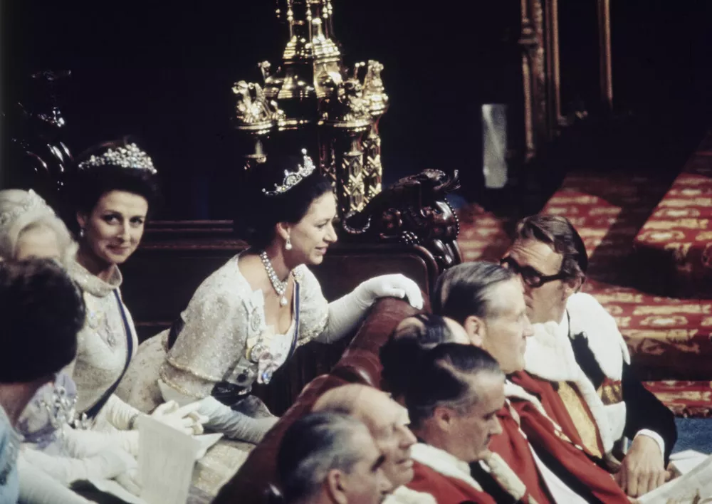 Принцессы Александра и Маргарет в парламенте слушают речь королевы Елизаветы II