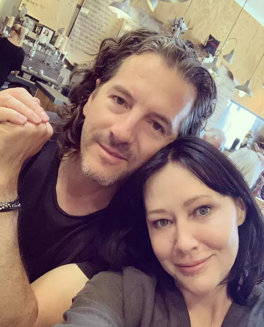 Экс-супруг Шэннен Доэрти пытается приостановить развод с актрисой &mdash; спустя 2 года после ее смерти