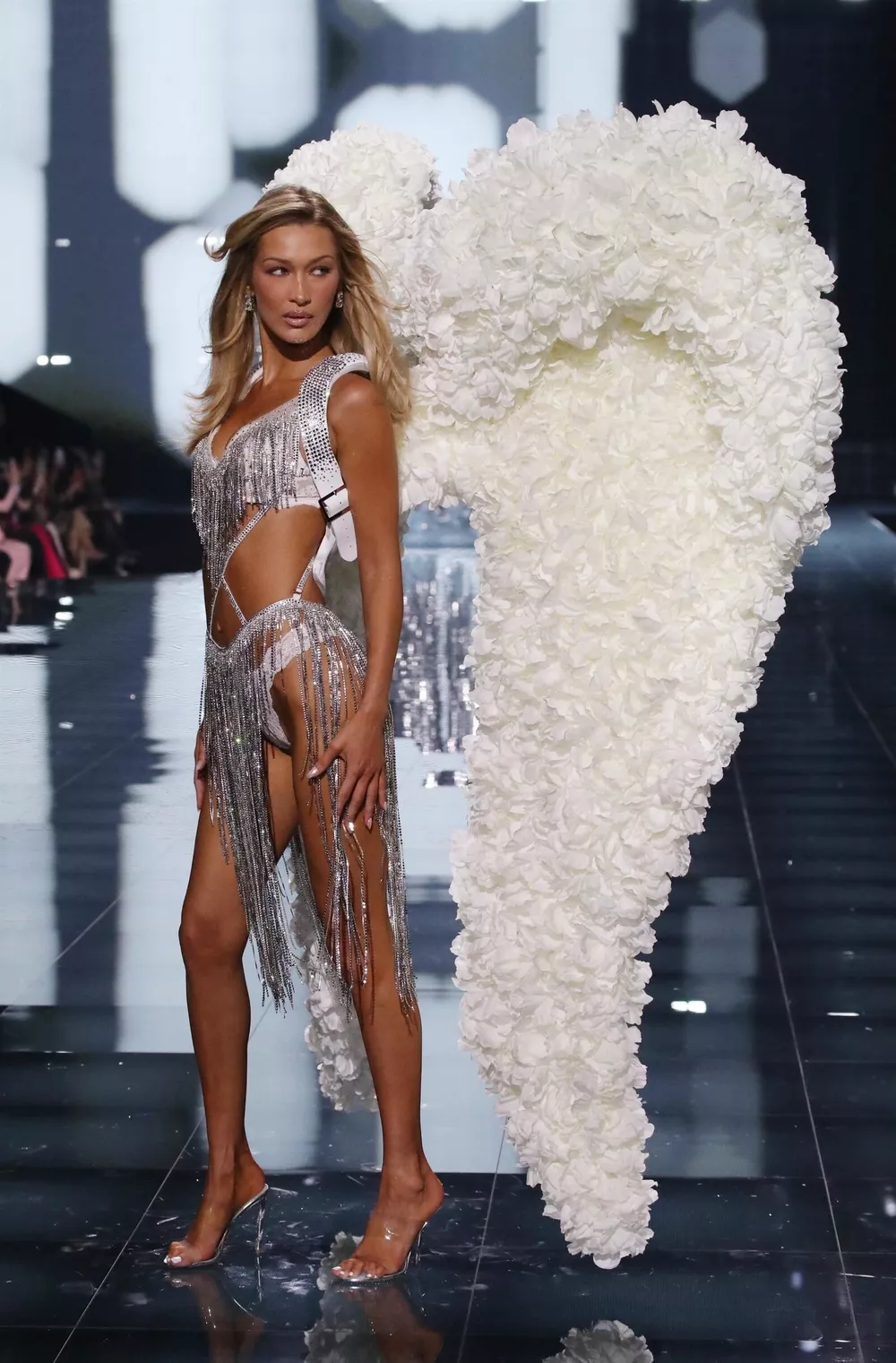 
                Белла Хадид резко ответила на критику после шоу Victoria’s Secret            