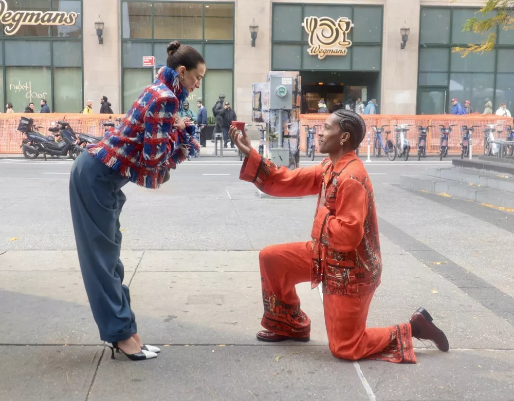 Отец детей Рианны делает предложение Маргарет Куолли на съемках модного кампейна             
                Отец детей Рианны делает предложение Маргарет Куолли на съемках модного кампейна