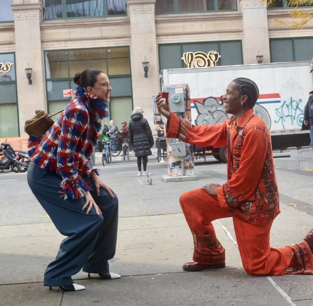 Отец детей Рианны делает предложение Маргарет Куолли на съемках модного кампейна             
                Отец детей Рианны делает предложение Маргарет Куолли на съемках модного кампейна