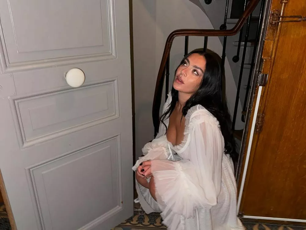 
                Charli XCX планирует пластическую операцию на лице – что она изменит             