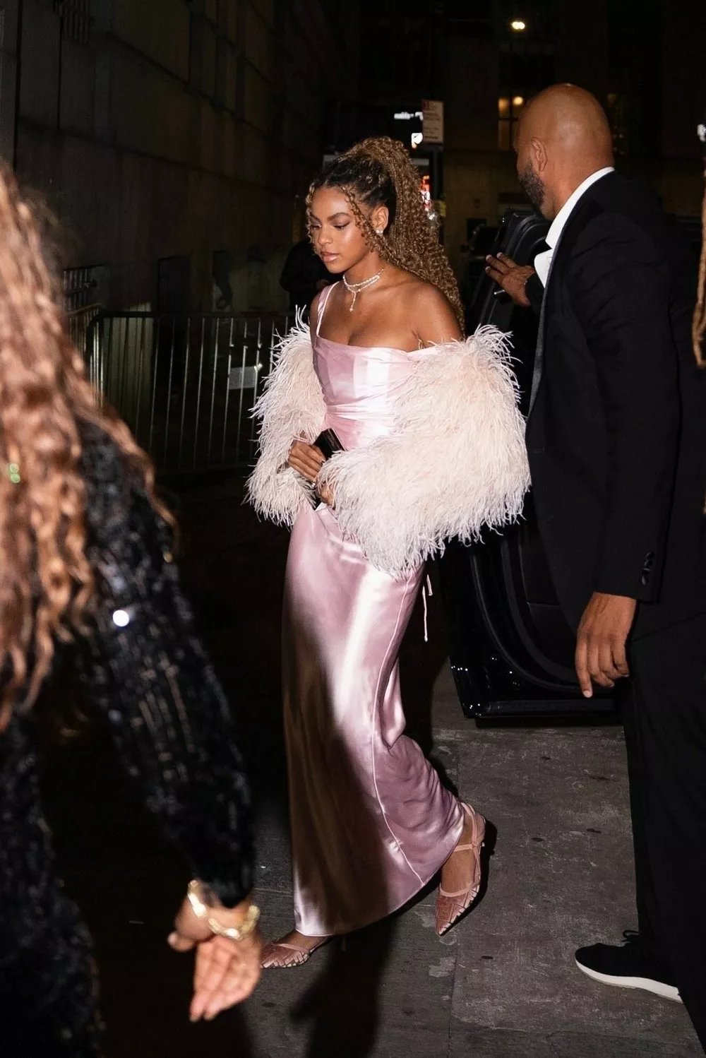 Дочка Бейонсе и Jay-Z вышла в свет без родителей             
                Дочка Бейонсе и Jay-Z вышла в свет без родителей