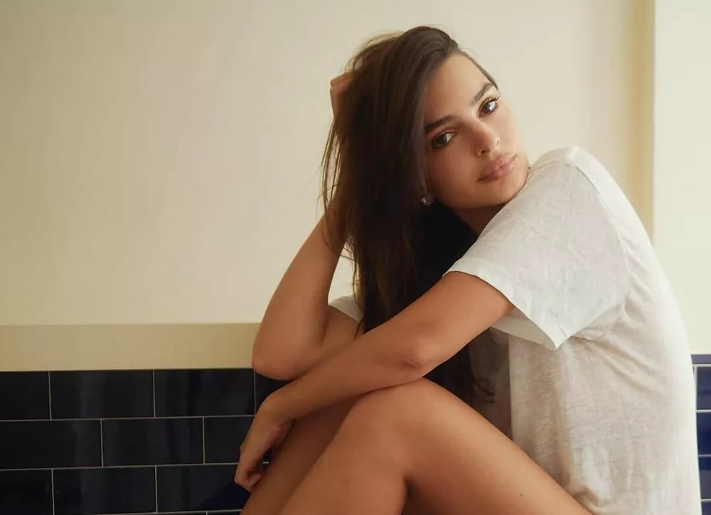 Эмили Ратажковски опубликовала редкое домашнее селфи – как живет звезда