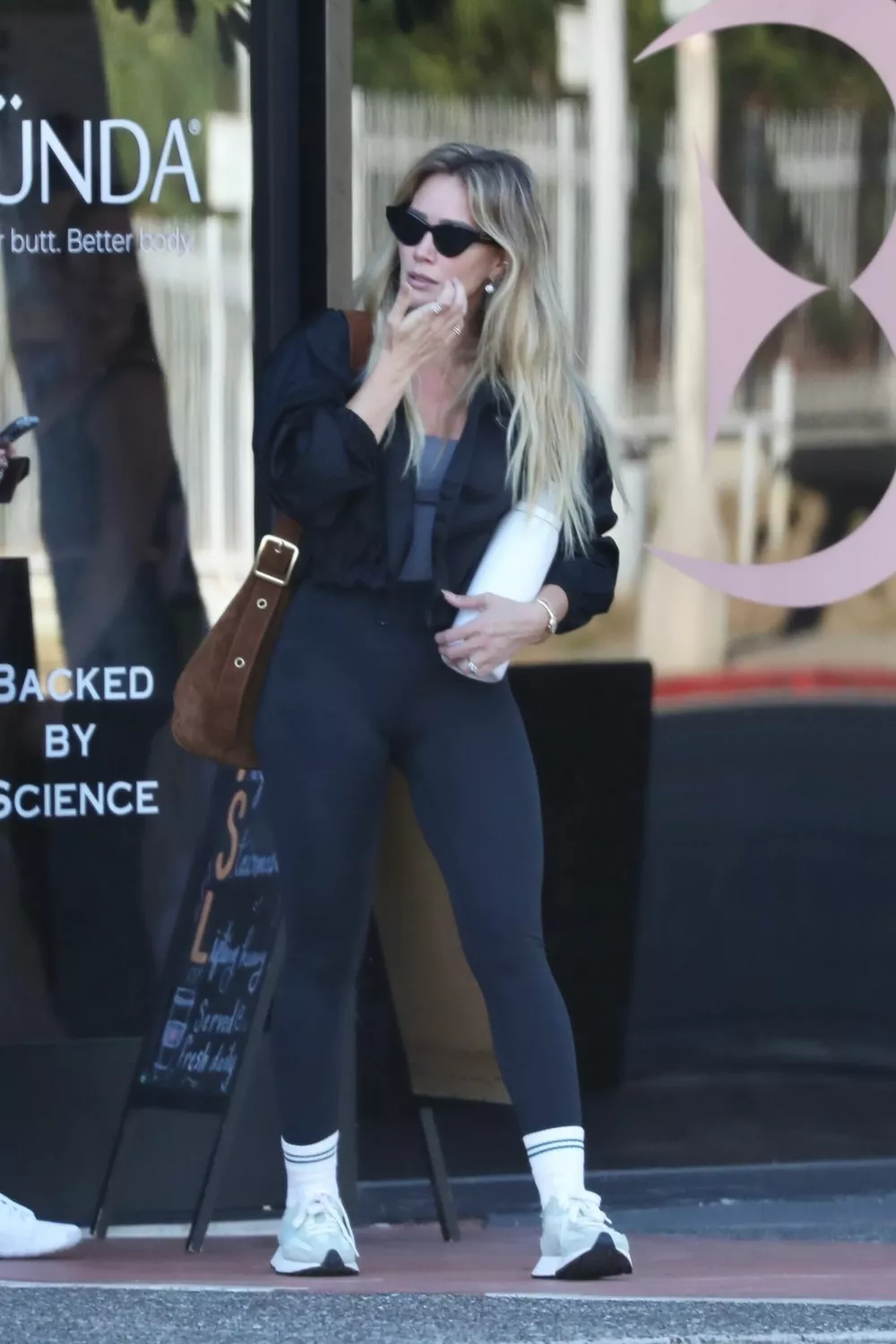 Хилари Дафф возвращается домой с интенсивной тренировки             
                Хилари Дафф возвращается домой с интенсивной тренировки