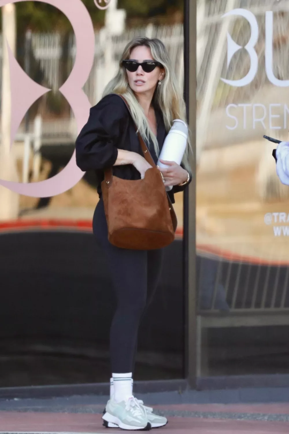 Хилари Дафф возвращается домой с интенсивной тренировки             
                Хилари Дафф возвращается домой с интенсивной тренировки