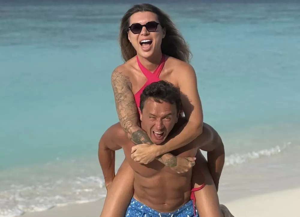 Илья Соболев позирует с голым торсом на отдыхе с семьей