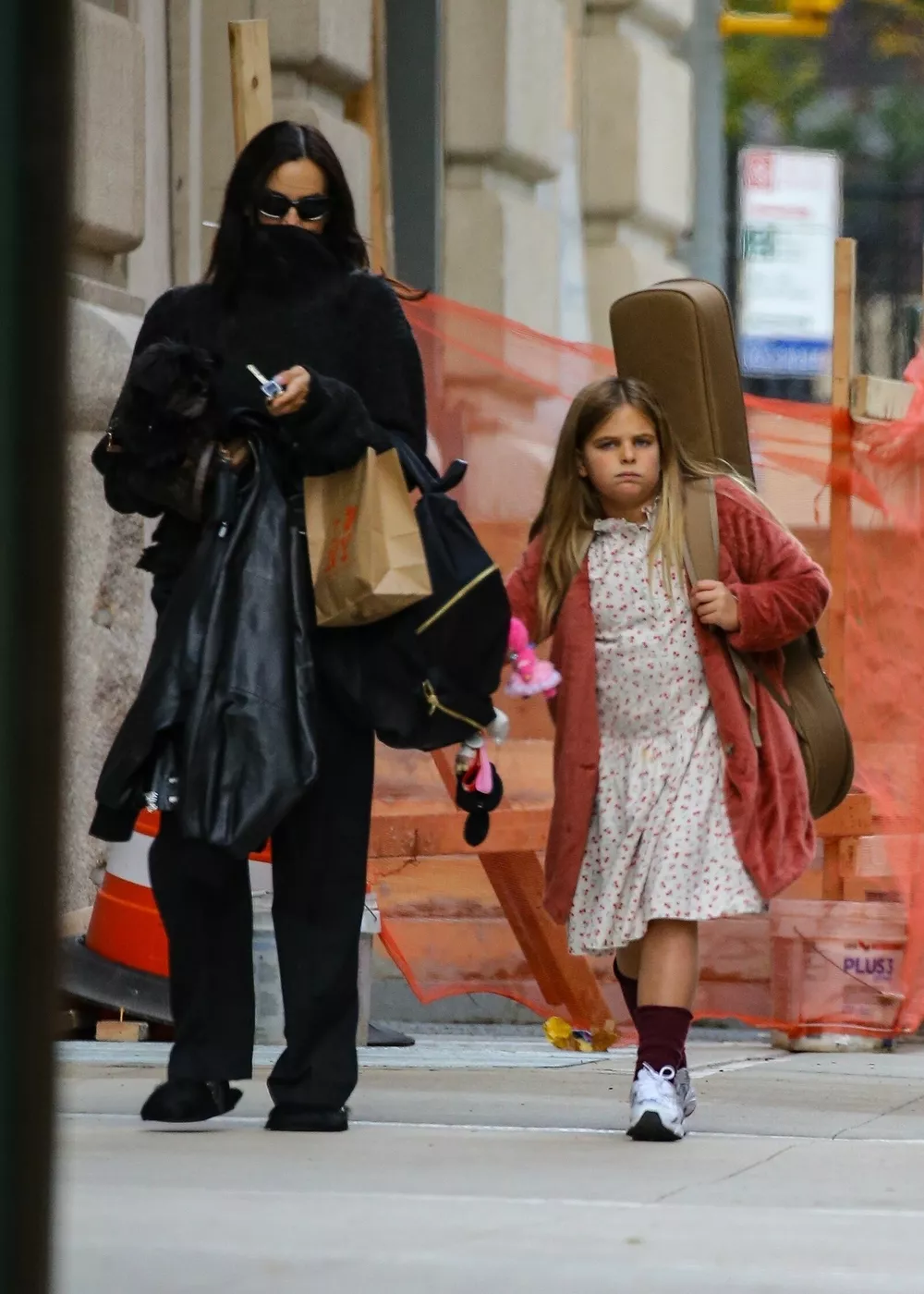 
                Ирина Шейк в маске гуляет по Нью-Йорку с дочерью Леей и очаровательным черным щенком            