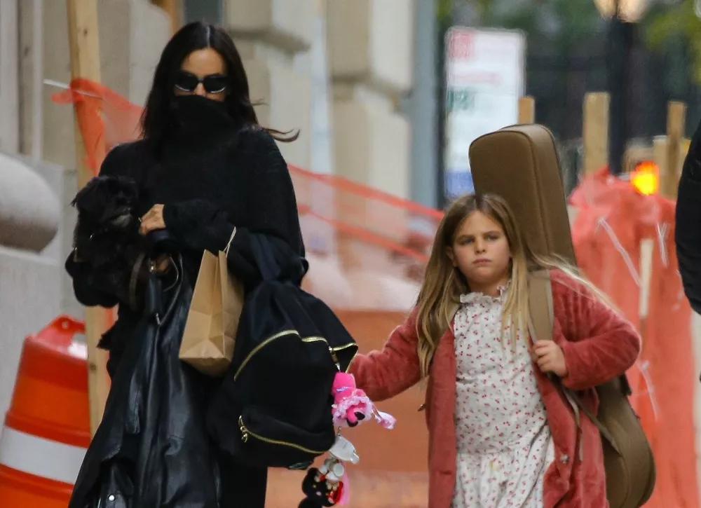Ирина Шейк в маске гуляет по Нью-Йорку с дочерью Леей и очаровательным черным щенком