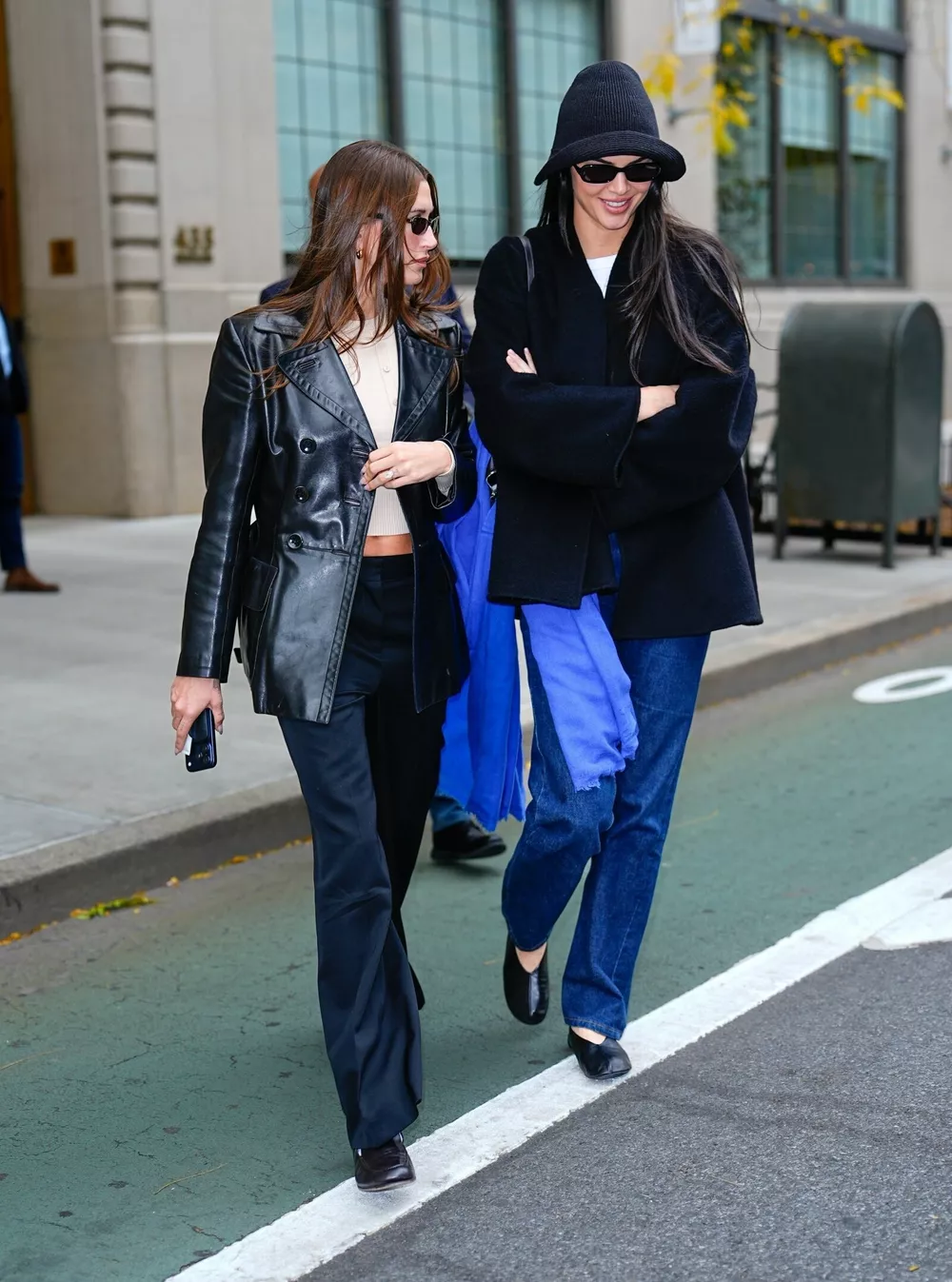 Как сочетать черный с синим – показывает Кендалл Дженнер             
                Как сочетать черный с синим – показывает Кендалл Дженнер