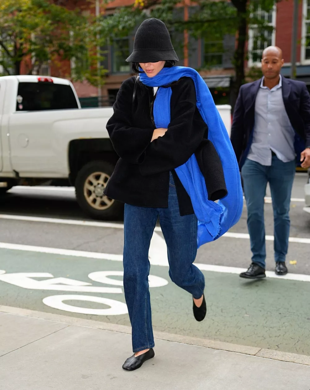 Как сочетать черный с синим – показывает Кендалл Дженнер             
                Как сочетать черный с синим – показывает Кендалл Дженнер