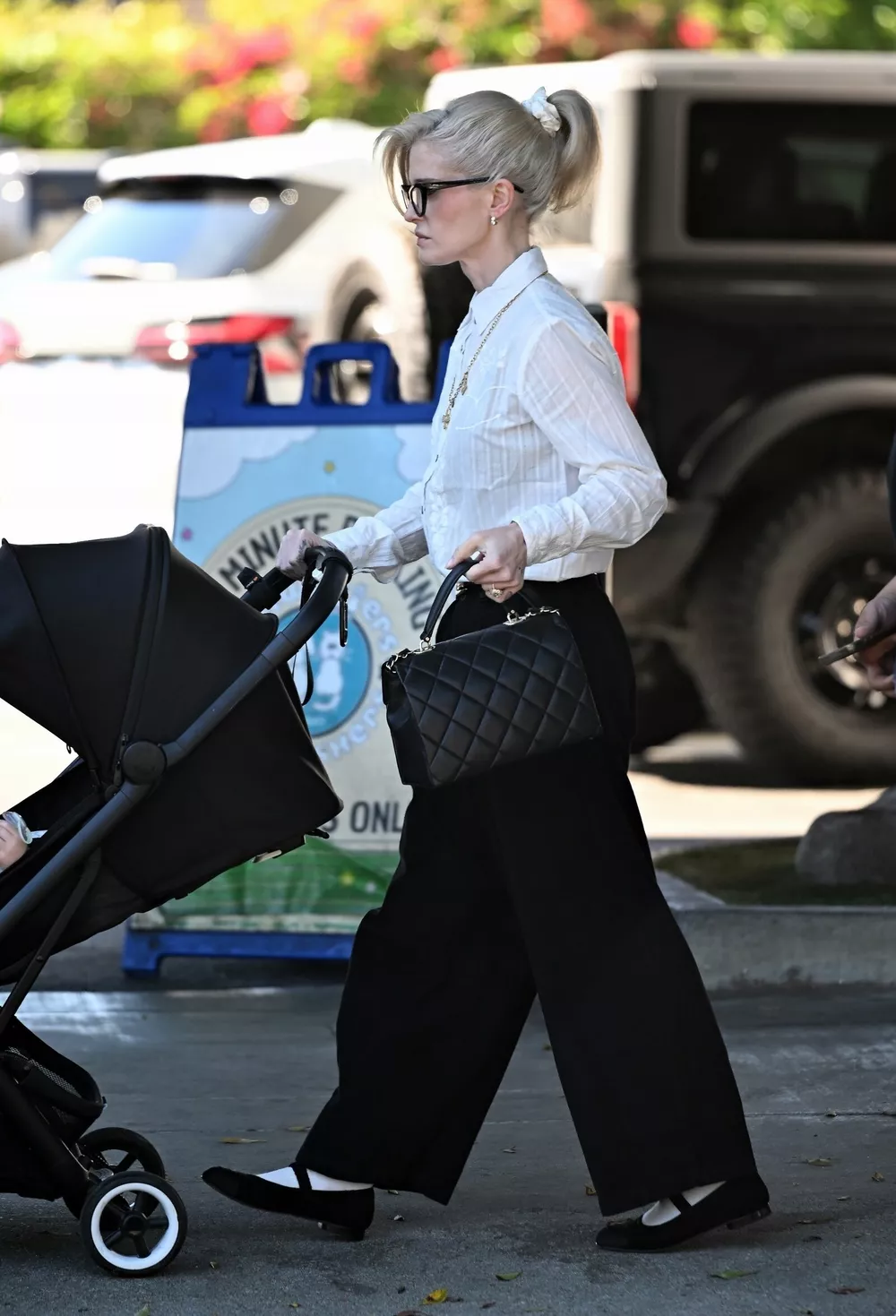 Келли Осборн гуляет по Лос-Анджелесу с маленьким сыном             
                Келли Осборн гуляет по Лос-Анджелесу с маленьким сыном