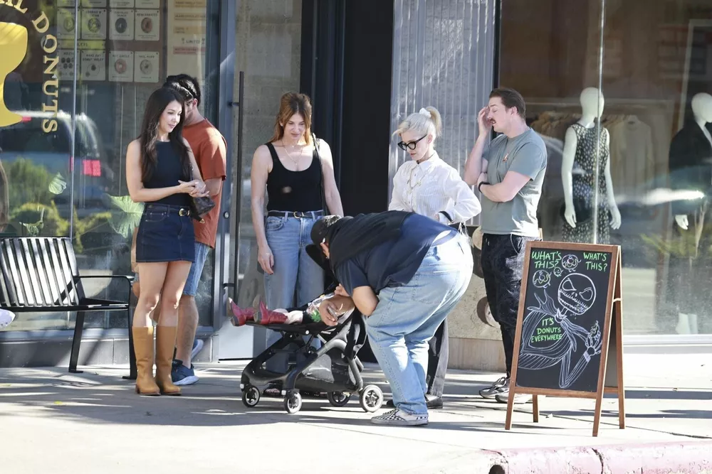 Келли Осборн гуляет по Лос-Анджелесу с маленьким сыном             
                Келли Осборн гуляет по Лос-Анджелесу с маленьким сыном