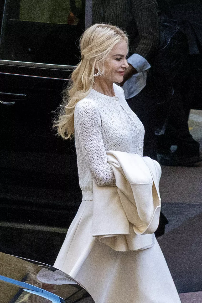 
                Образ дня: Николь Кидман в полностью свтелом аутфите на улицах Нью-Йорка            