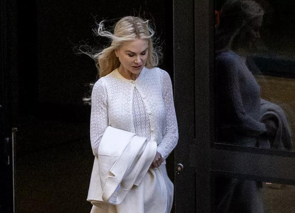 Образ дня: Николь Кидман в полностью свтелом аутфите на улицах Нью-Йорка