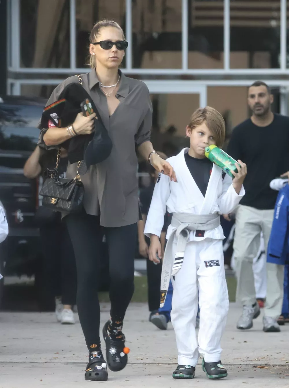 
                Папарацци: беременная Анна Курникова сводила сына на занятия по боевым искусствам            