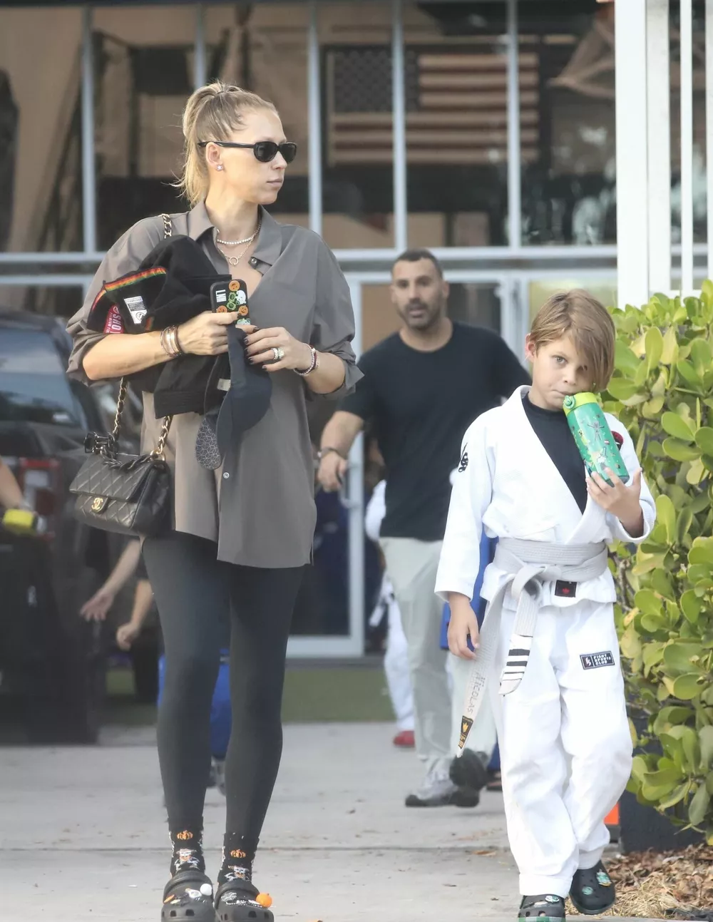 
                Папарацци: беременная Анна Курникова сводила сына на занятия по боевым искусствам            