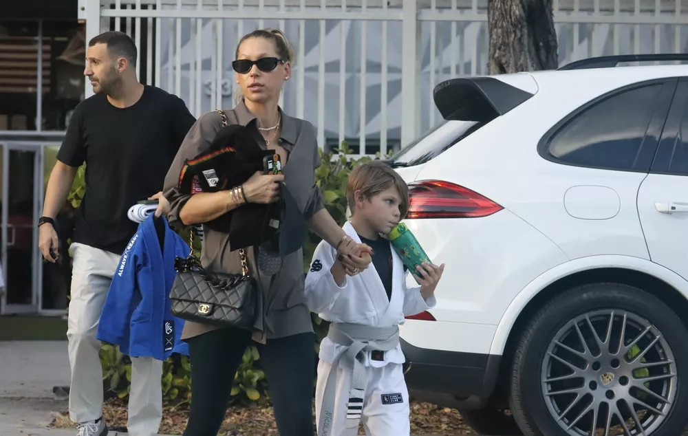 
                Папарацци: беременная Анна Курникова сводила сына на занятия по боевым искусствам            