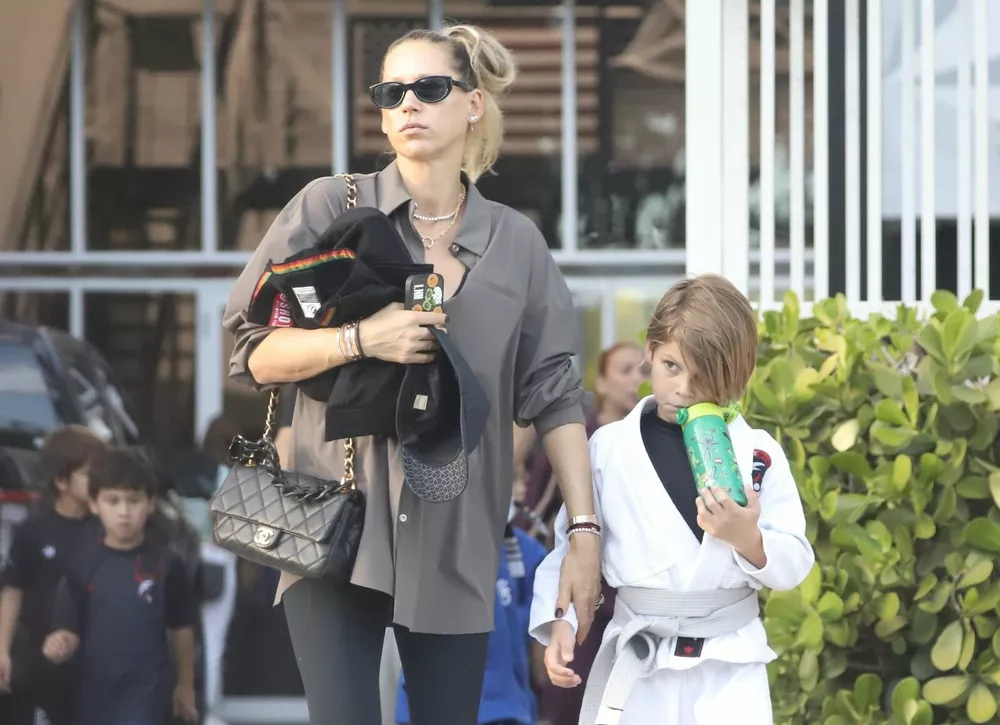 Папарацци: беременная Анна Курникова сводила сына на занятия по боевым искусствам