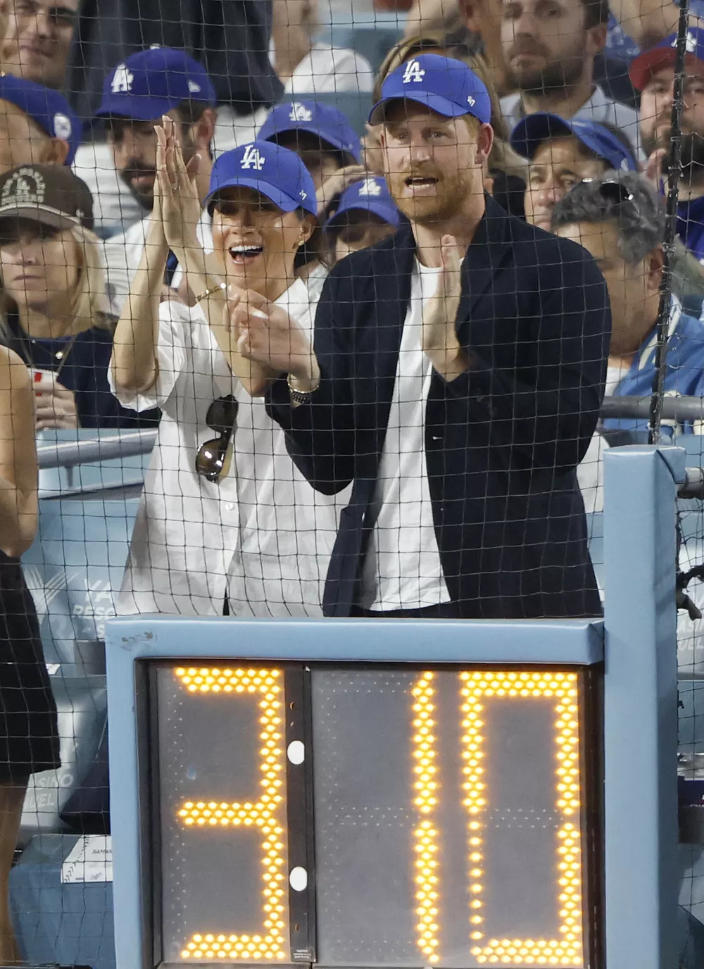 Принц Гарри и Меган Маркл вместе сходили на бейсбол             
                Принц Гарри и Меган Маркл вместе сходили на бейсбол