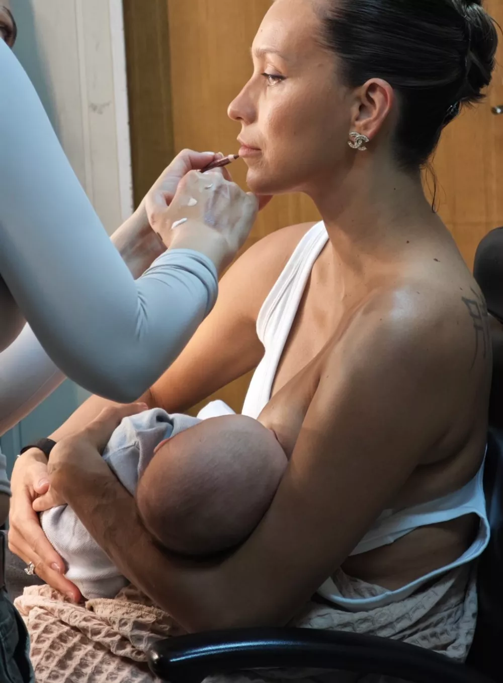 
                Регина Тодоренко совмещает грудное вскармливание со съемками передач            