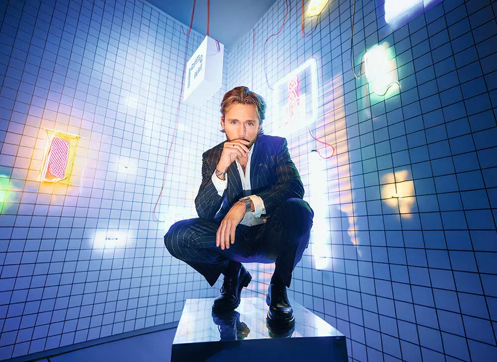 Влад Соколовский: вперед и с песней             
                Влад Соколовский: вперед и с песней